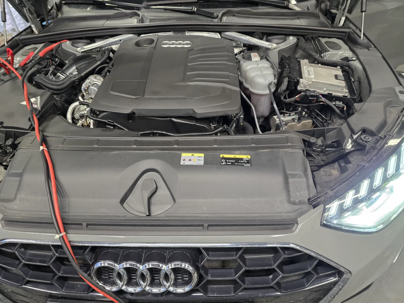 Sterownik ECU w komorze silnika Audi