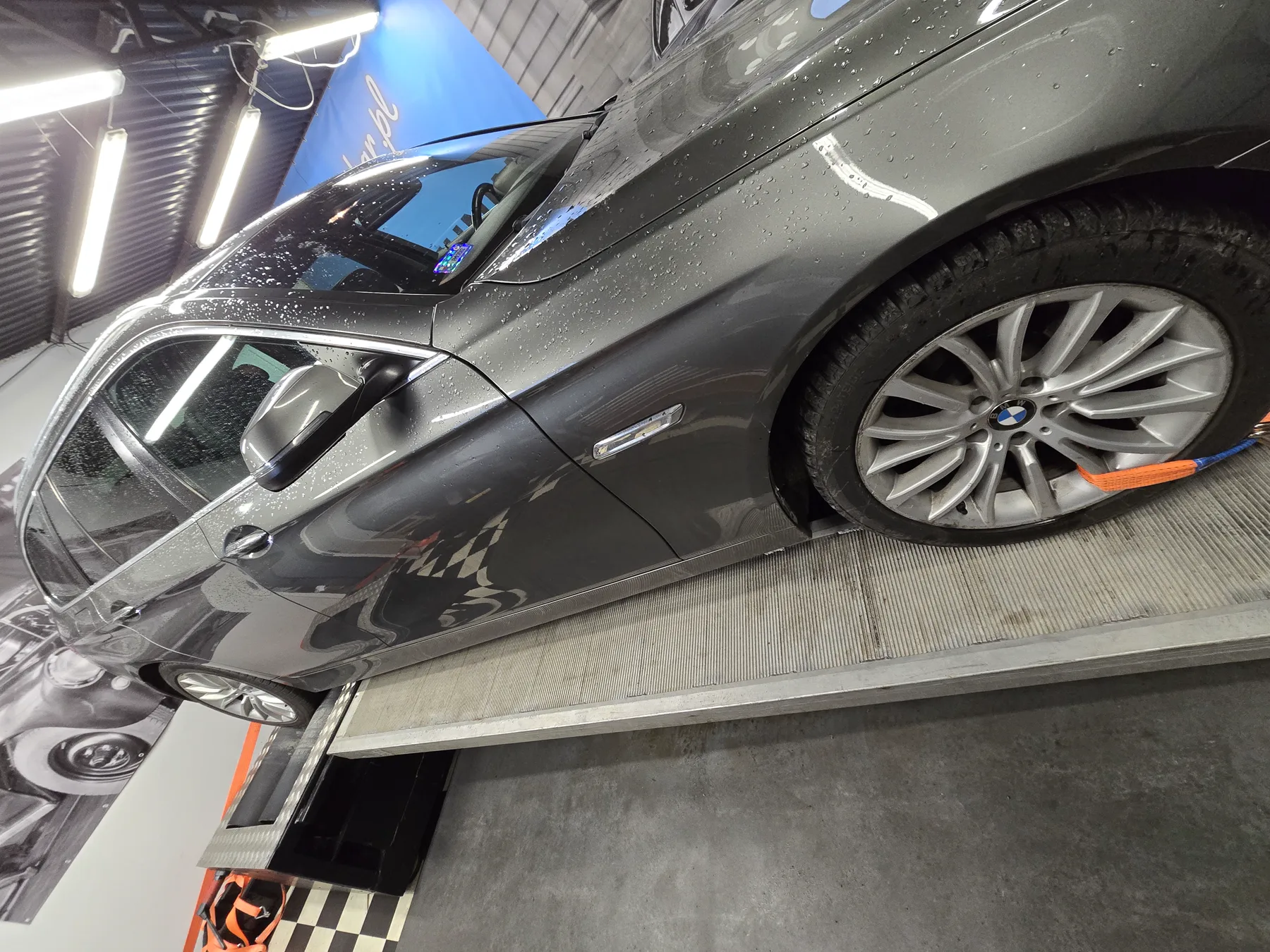 BMW na hamowni w serwisie Szopkar