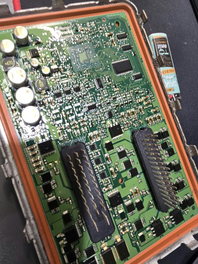 Zbliżenie płytki elektronicznej otwartego sterownika ECU