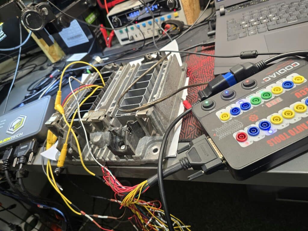 Sterownik ECU podłączony do urządzeń na stole warsztatowym Szopkar