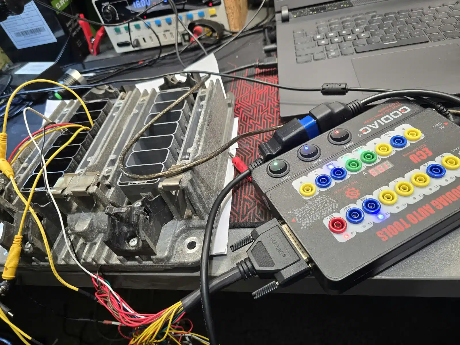 Sterownik ECU podłączony do urządzeń diagnostycznych na stanowisku warsztatowym Szopkar