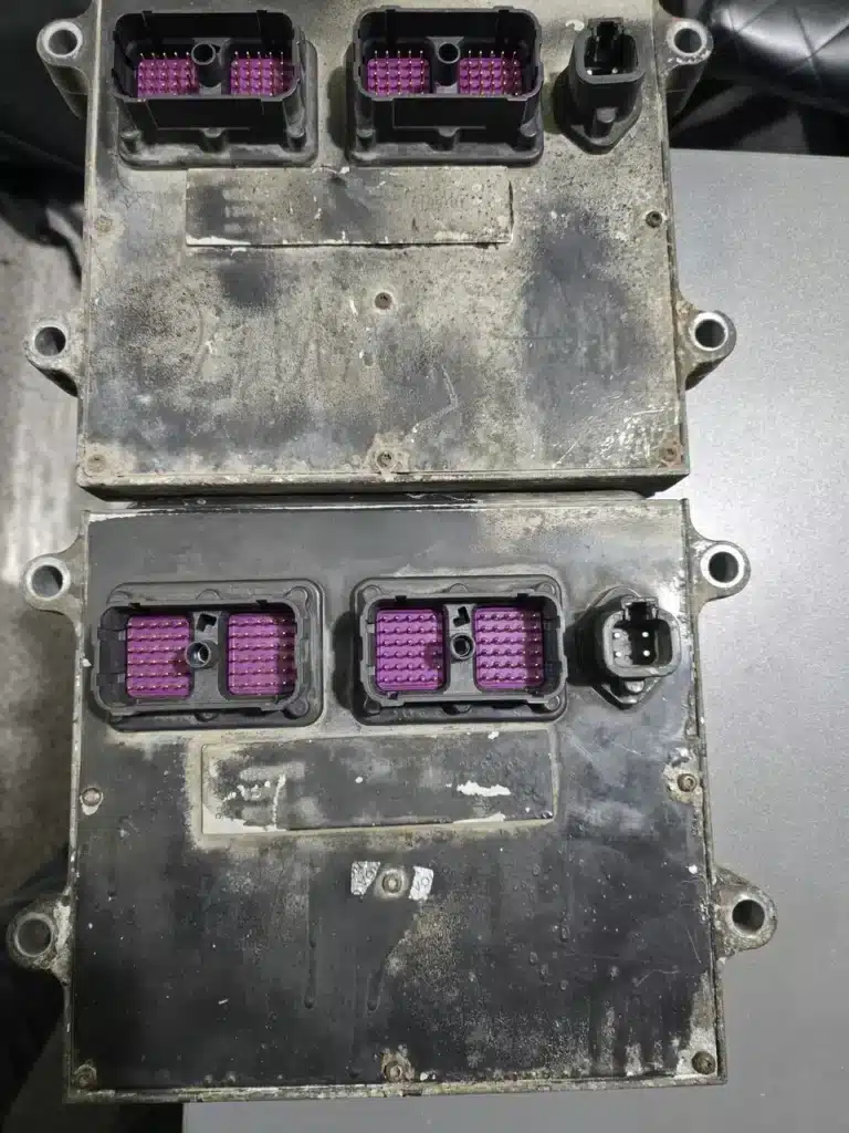 Dwa sterowniki ECU porównywane przed klonowaniem