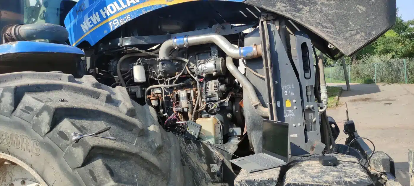 New Holland T9.505 z podłączonym sprzętem diagnostycznym podczas prac Szopkar