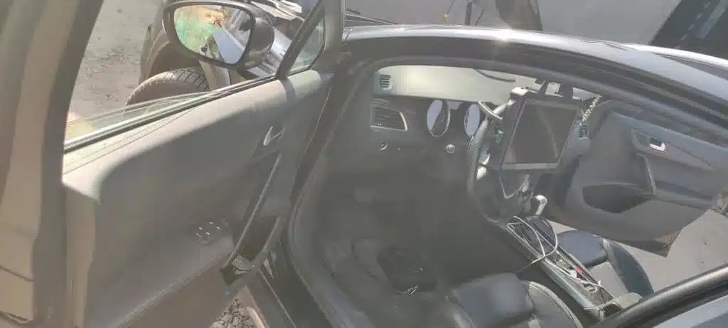 Tester diagnostyczny podłączony w Peugeot 508 podczas realizacji Szopkar dotyczącej AdBlue