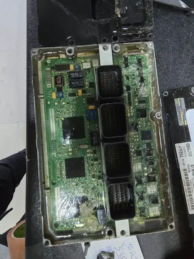 Uszkodzona płyta sterownika silnika ECU